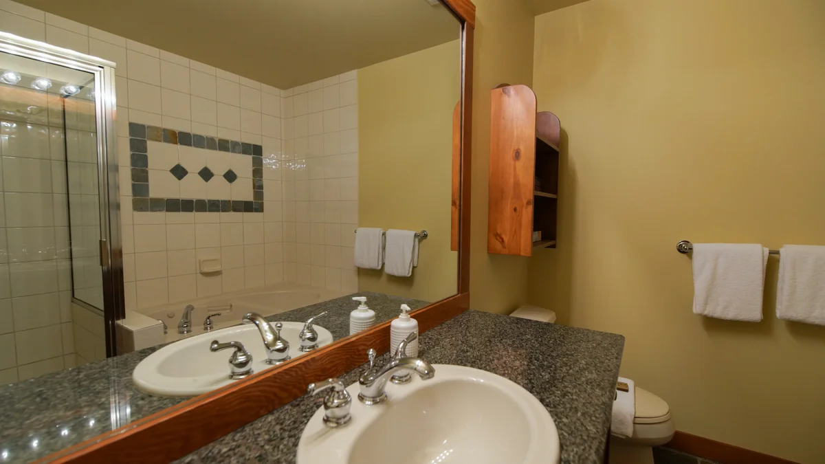 Ensuite bathroom with shower/bathtub
