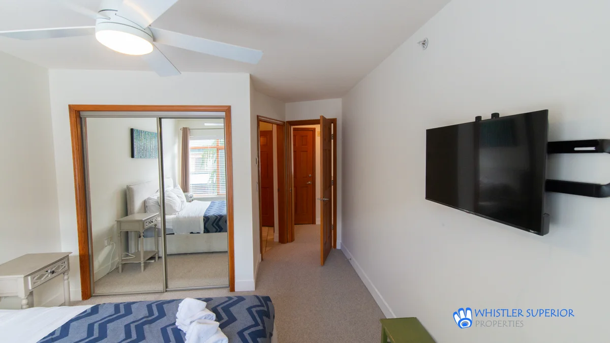 maste bedroom with queen bed
