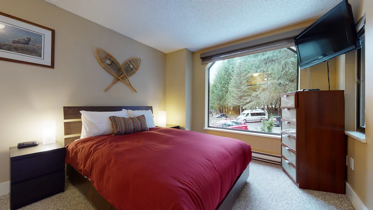Bedroom with Queen bed
