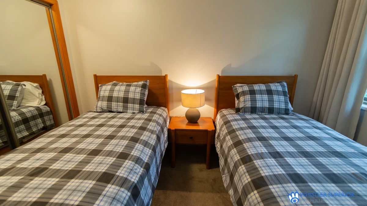Second bedroom with two twins