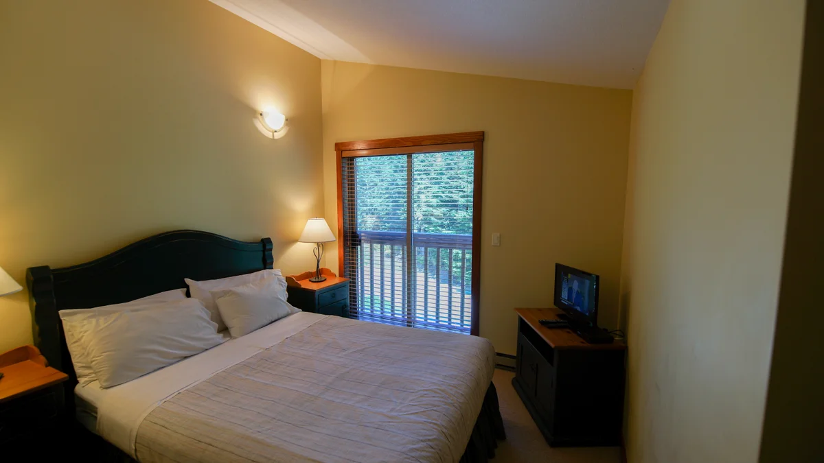 Masterbedroom with Queen bed