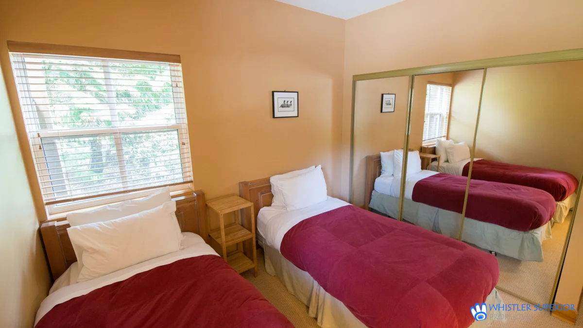 Second bedroom with twin beds