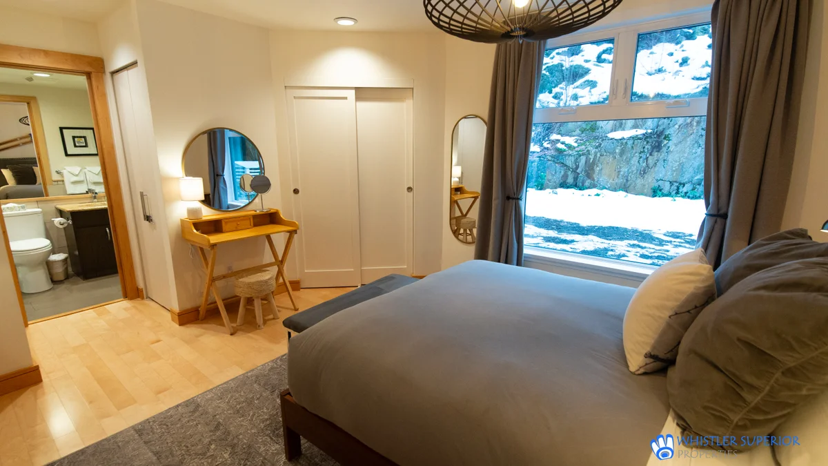 Bedroom with Queen bed