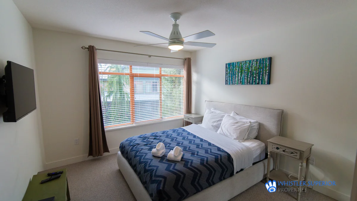 maste bedroom with queen bed