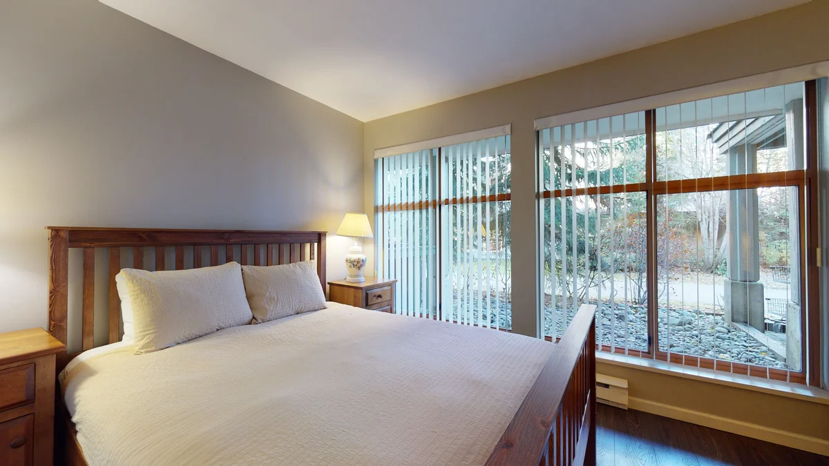 Bedroom with Queen bed