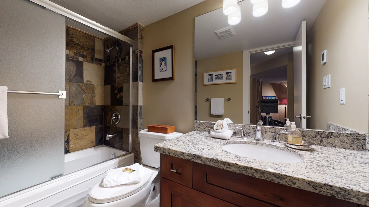 Washroom with tub/shower