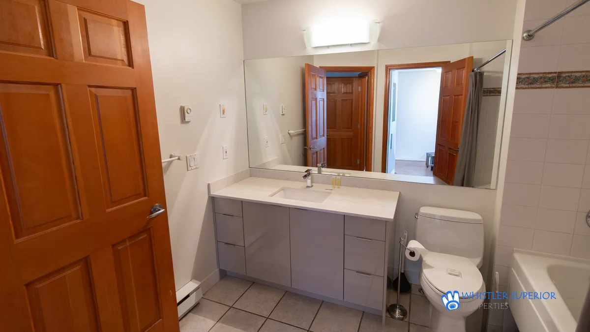 Upstairs ensuite/shred washroom
