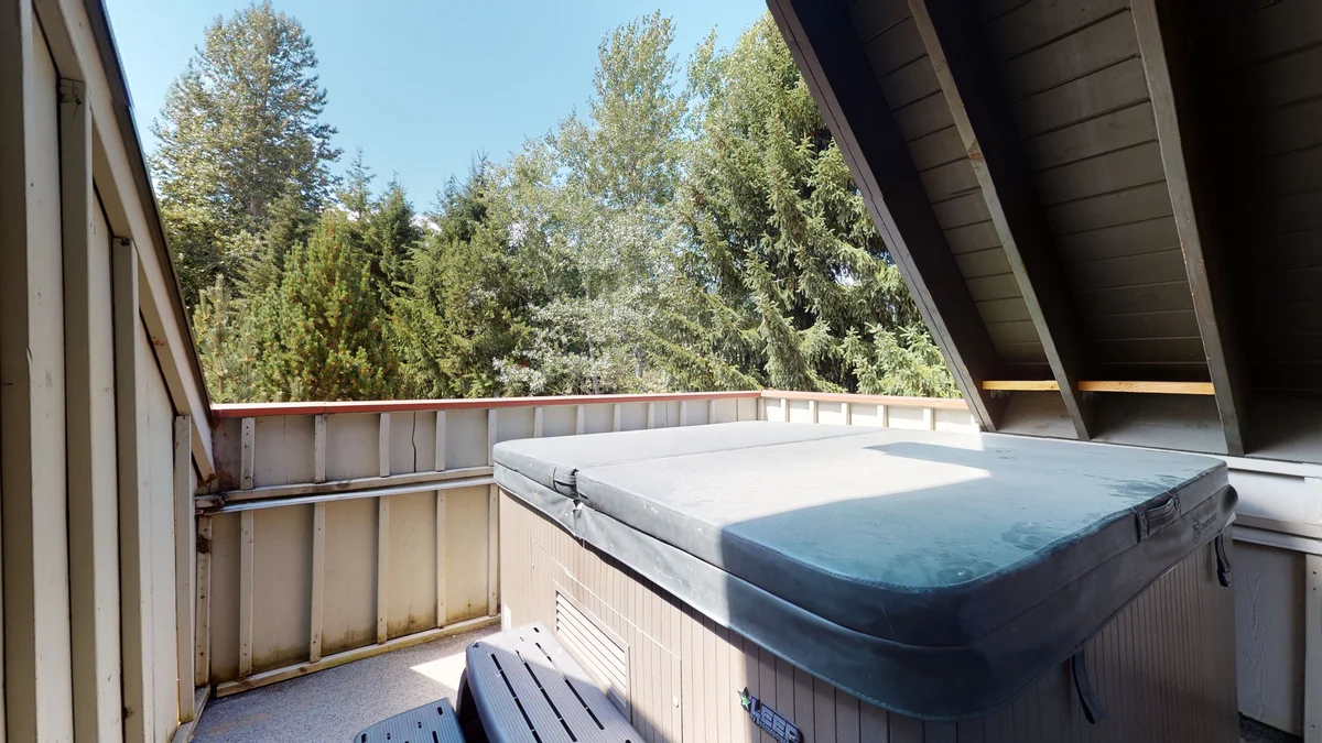 Private hot tub on top floor