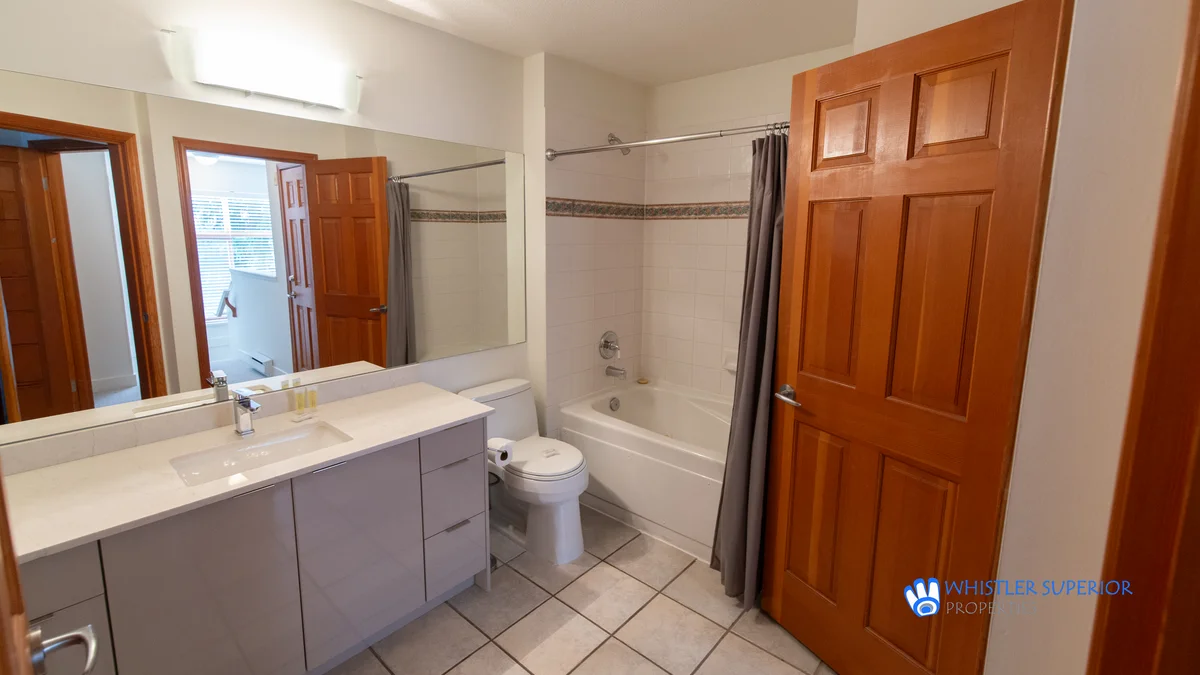 Upstairs ensuite/shred washroom