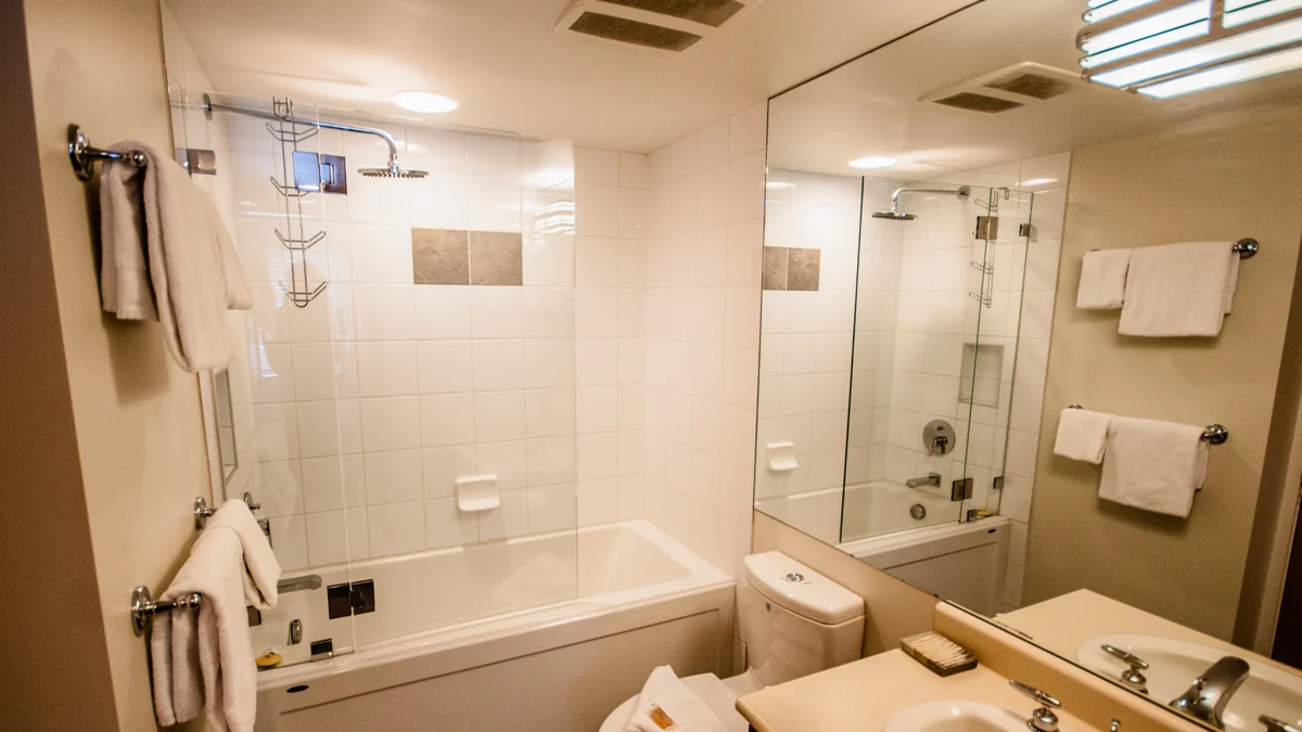 Bathroom with bathtub/shower