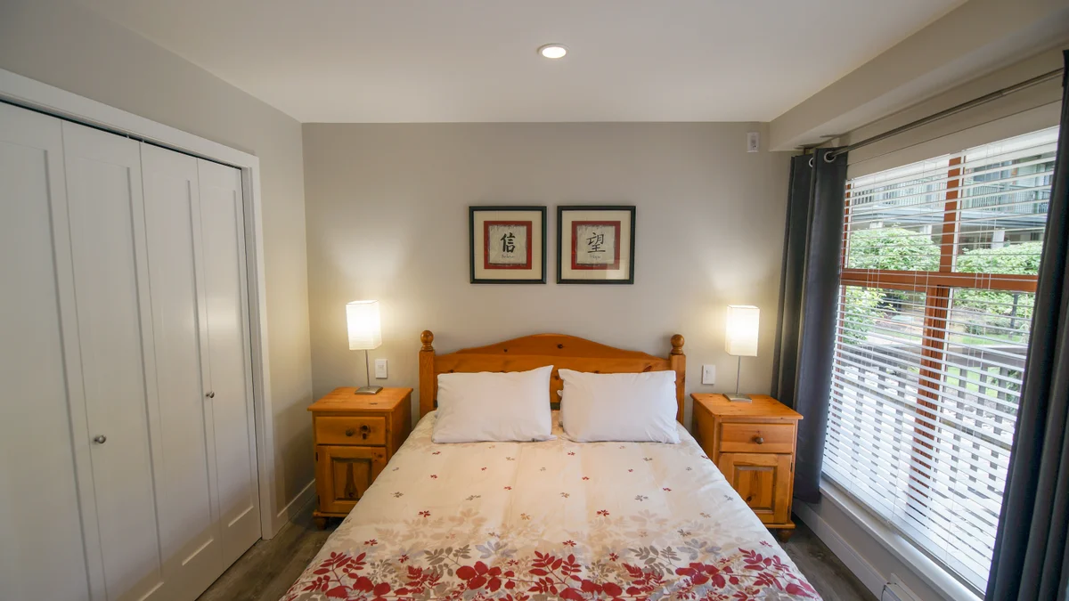 Bedroom with Queen bed