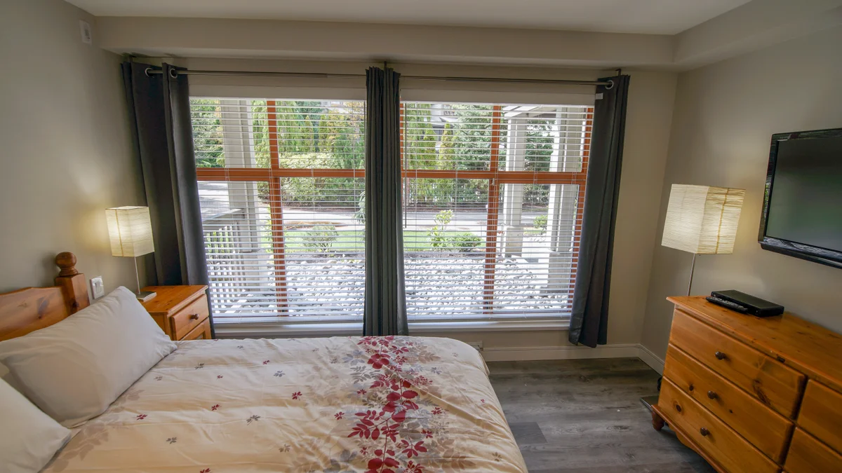 Bedroom with Queen bed